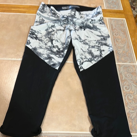 PINK Victoria's Secret Monochrome Marble Leggings - Picture 2 of 2